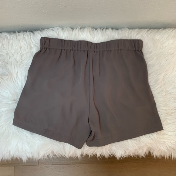 BCBG Max Azria Lightweight Olive Green Shorts with Elastic Waist & Pockets Small - Picture 10 of 11